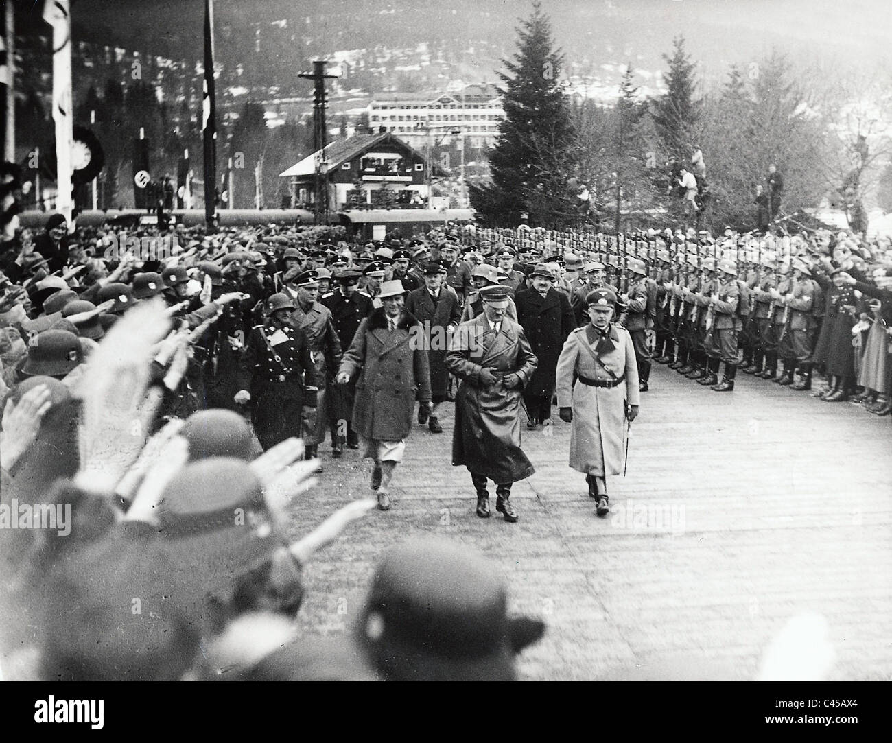 Adolf Hitler prima lo Ski stadium di Garmisch-Partenkirchen, 1936 Foto Stock