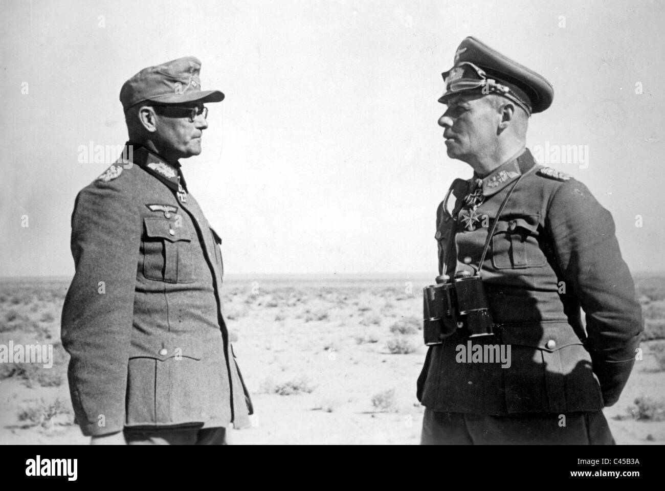 Erwin Rommel parlando con il Generale di Brigata Karl Boettcher, 1942 Foto Stock