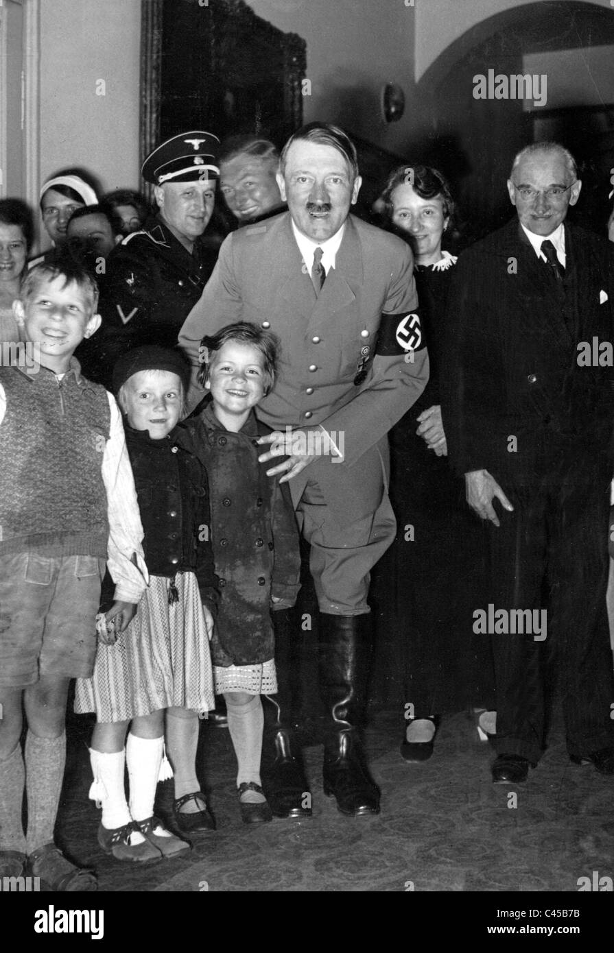 Adolf Hitler con i bambini Foto Stock