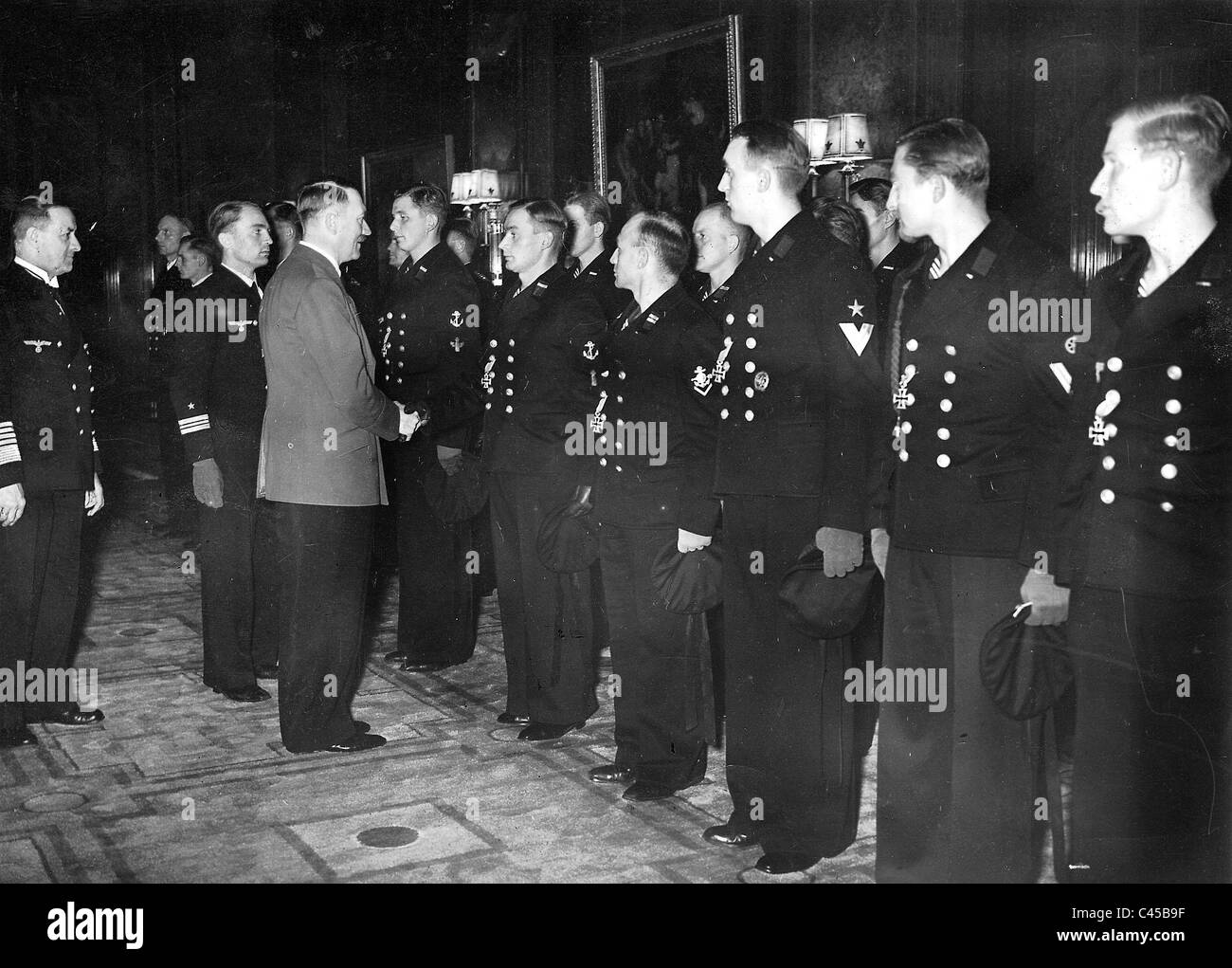Hitler con equipaggio di U-47 e Guenther Prien Foto Stock