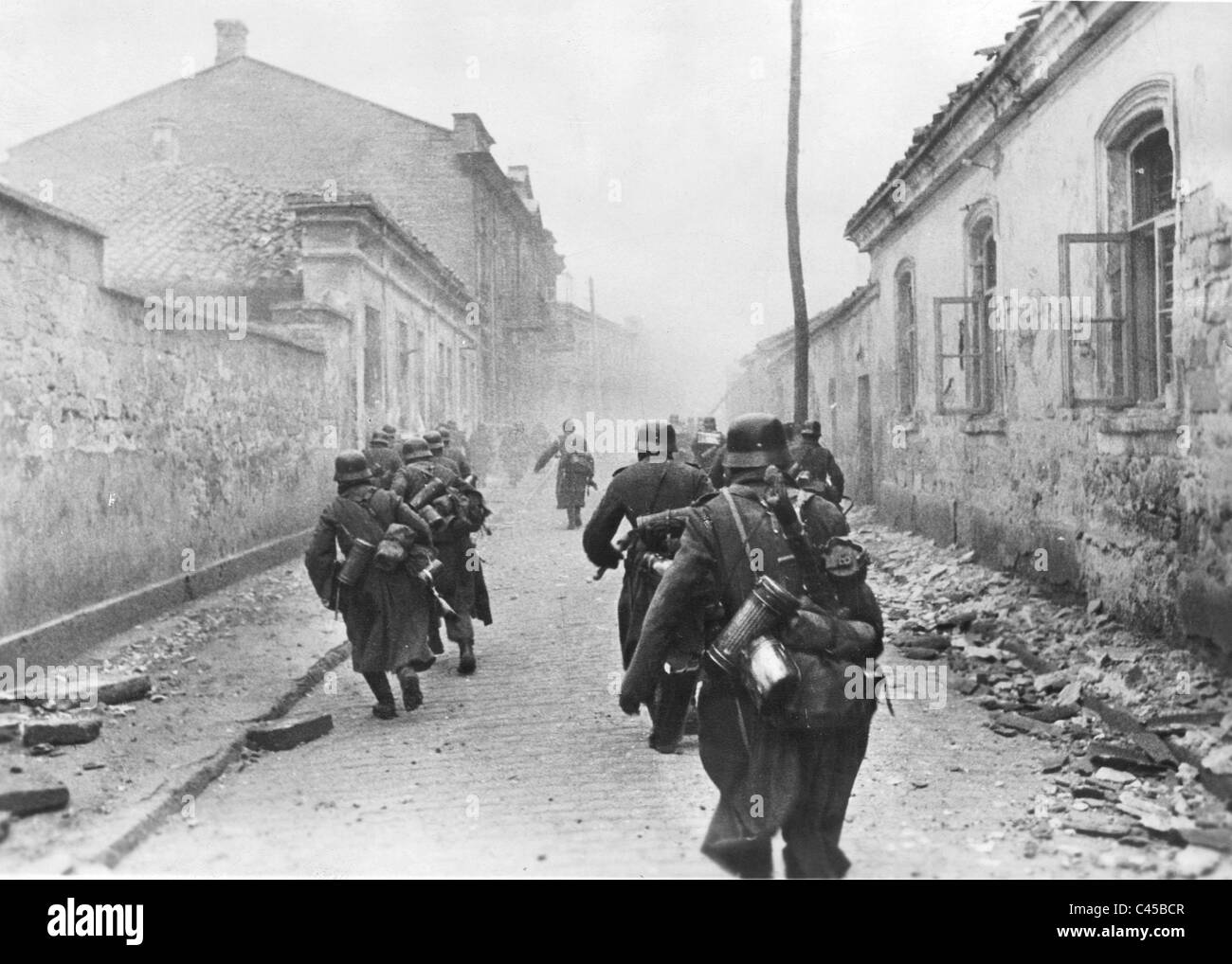 Nazista di fanteria tedesca durante la guerriglia urbana in Crimea, 1942 Foto Stock