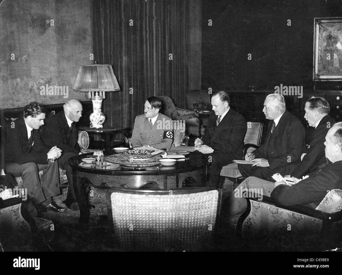 Hitler con Simon e Eden armamento conversazioni, 1935 Foto Stock