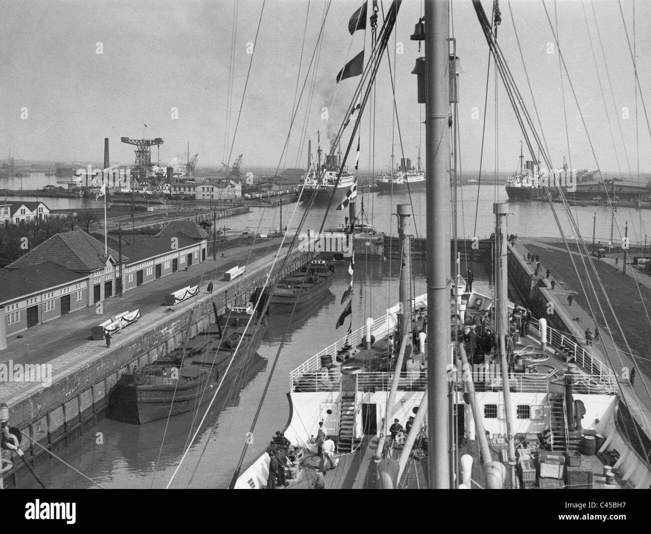 Cargo in una serratura di Brema del porto, 1935 Foto Stock