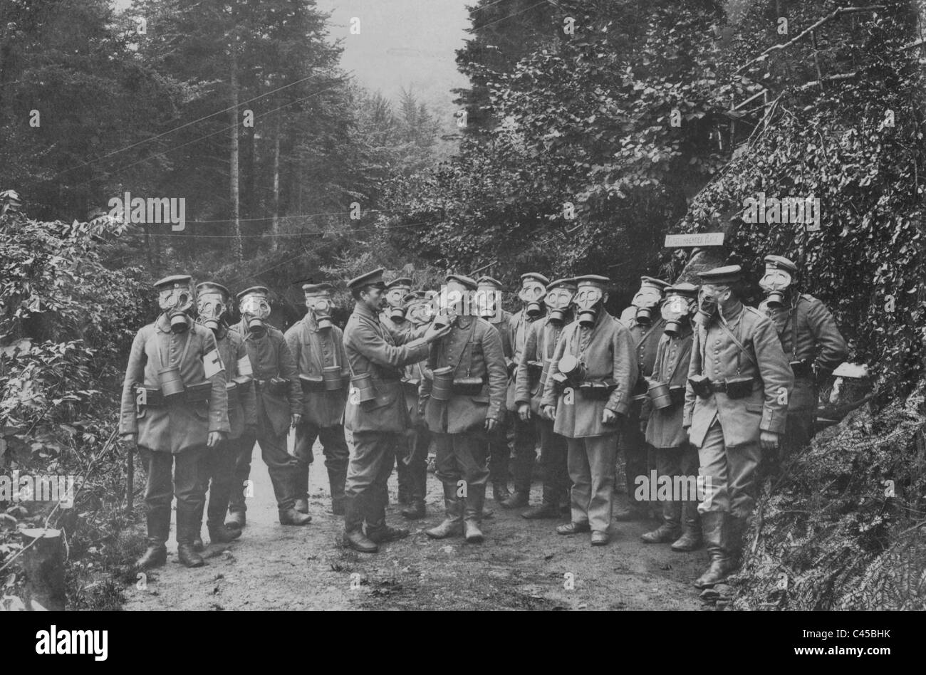 I soldati tedeschi ispezionare le maschere a gas, 1917 Foto Stock