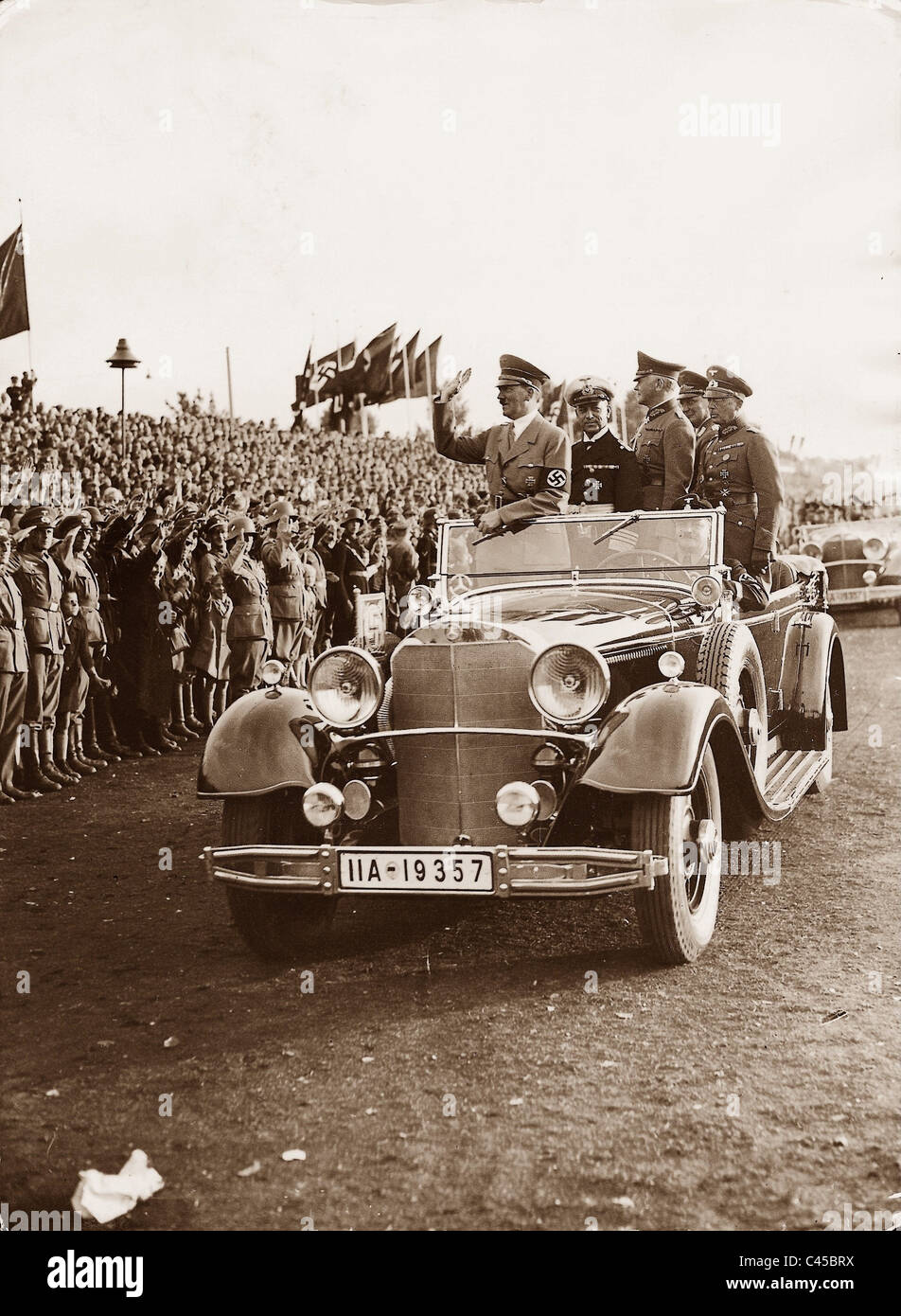 Adolf Hitler e la Wehrmacht generali in un viaggio di andata e ritorno sul Rally di Norimberga Foto Stock
