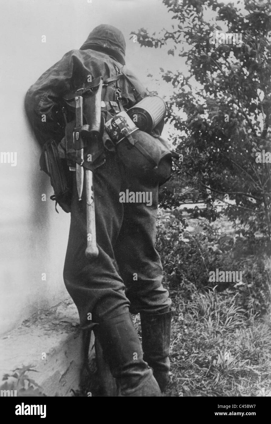 Nazi soldato tedesco durante la guerriglia urbana sul fronte orientale, 1941 Foto Stock