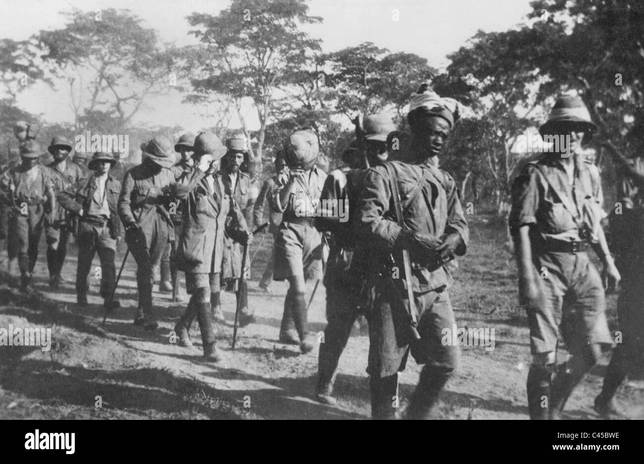 Askaris e soldati tedeschi durante la Prima Guerra Mondiale in tedesco in Africa orientale Foto Stock