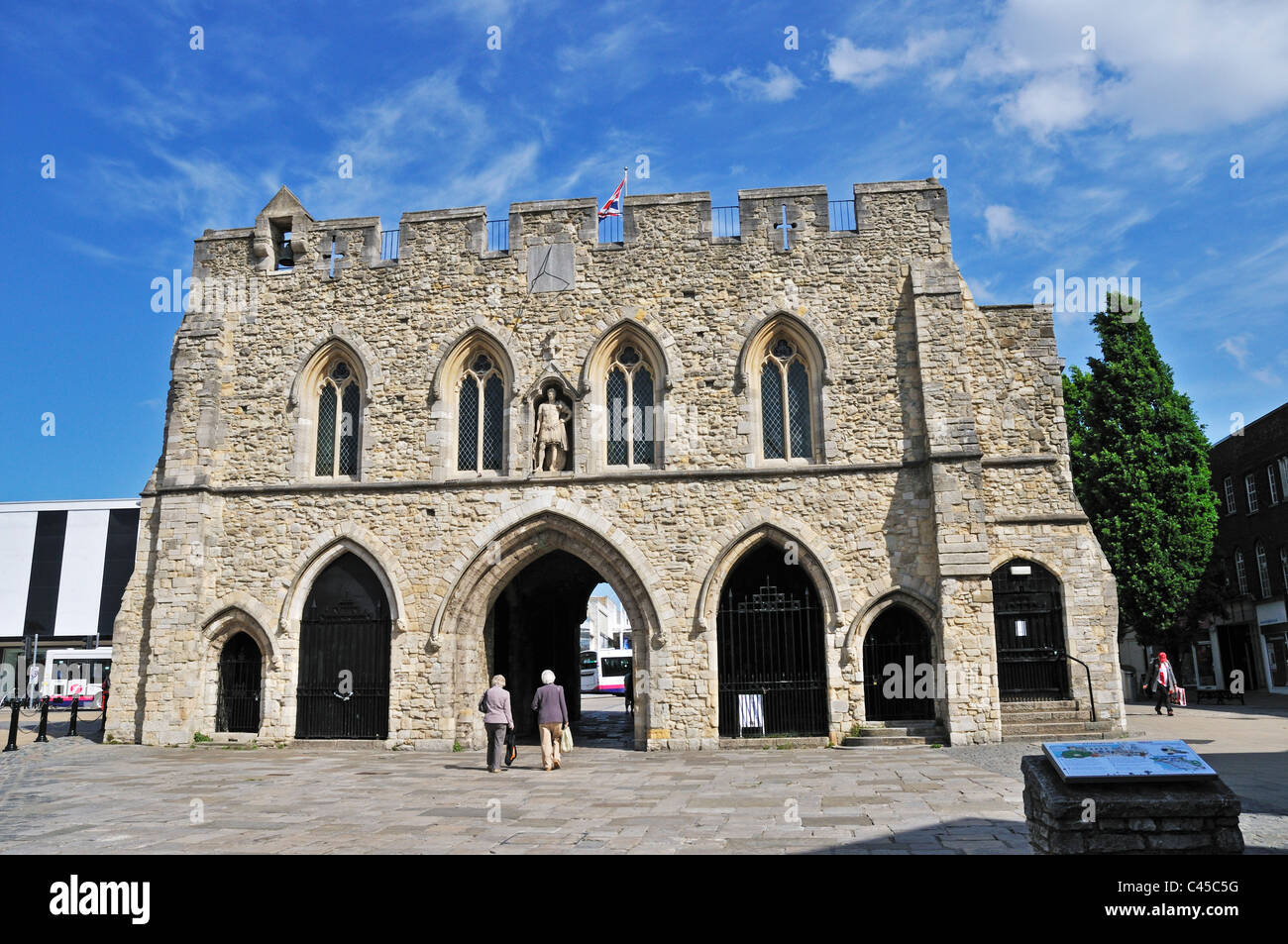 La pietra di parapetti e le camere al di sopra del formidabile Bargate, il gateway medievale nella città vecchia di Hampton, Southampton Foto Stock