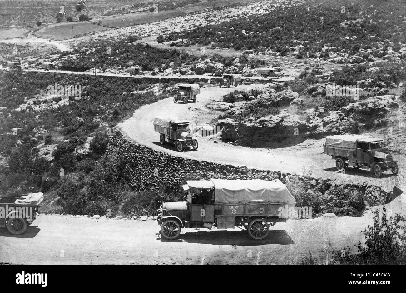 Colonna tedesca di camion in Mesopotamia durante la Prima Guerra Mondiale Foto Stock