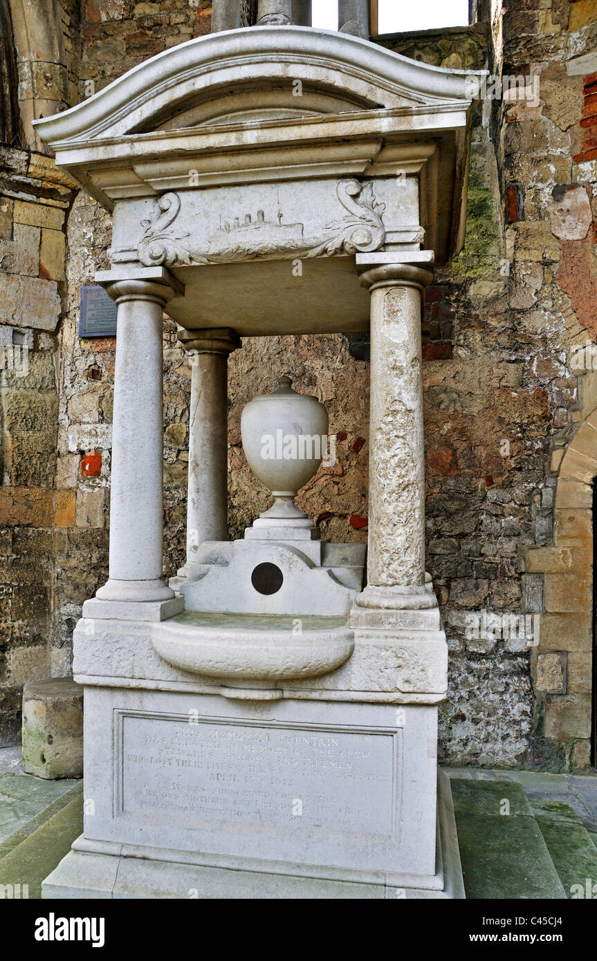 Una fontanella, memoriale per l'equipaggio del Titanic sorge nella torre medievale della chiesa Holyrood, Southampton Foto Stock