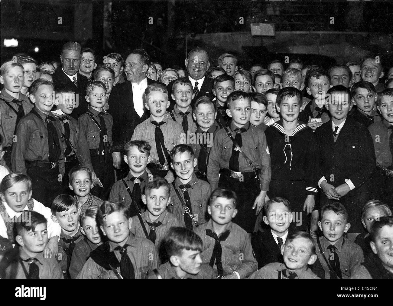 Franz von Papen e Franz Seldte tra Hitler cori giovanili Foto Stock