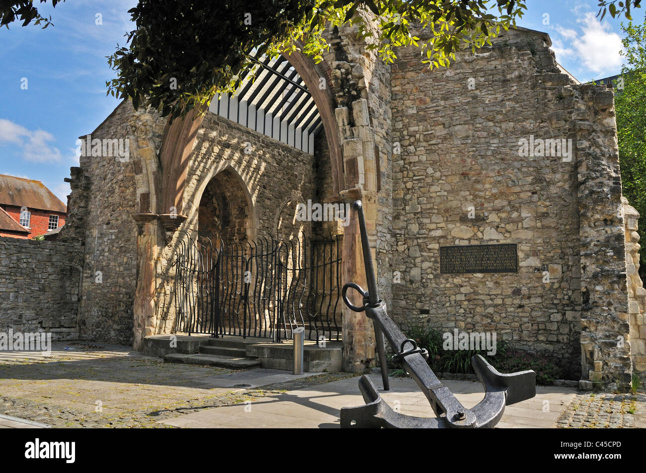 Il restaurato rovine della Holyrood Chiesa che è stato uno dei primi cinque chiese che servono la città medievale, Southampton Foto Stock