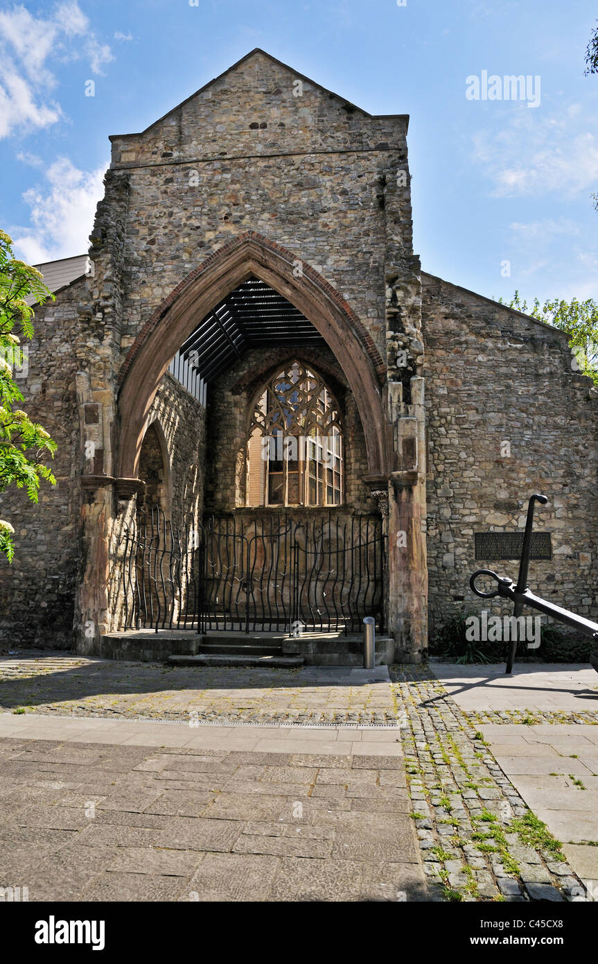 Il restaurato rovine della Holyrood Chiesa che è stato uno dei primi cinque chiese che servono la città medievale, Southampton Foto Stock