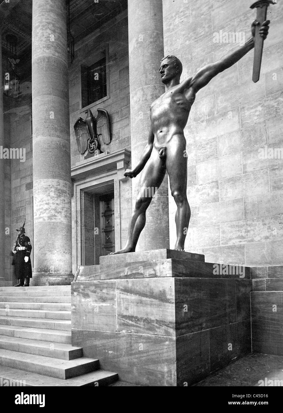 La scultura "La parte" di Arno Breker nel cortile della Cancelleria del Reich Foto Stock