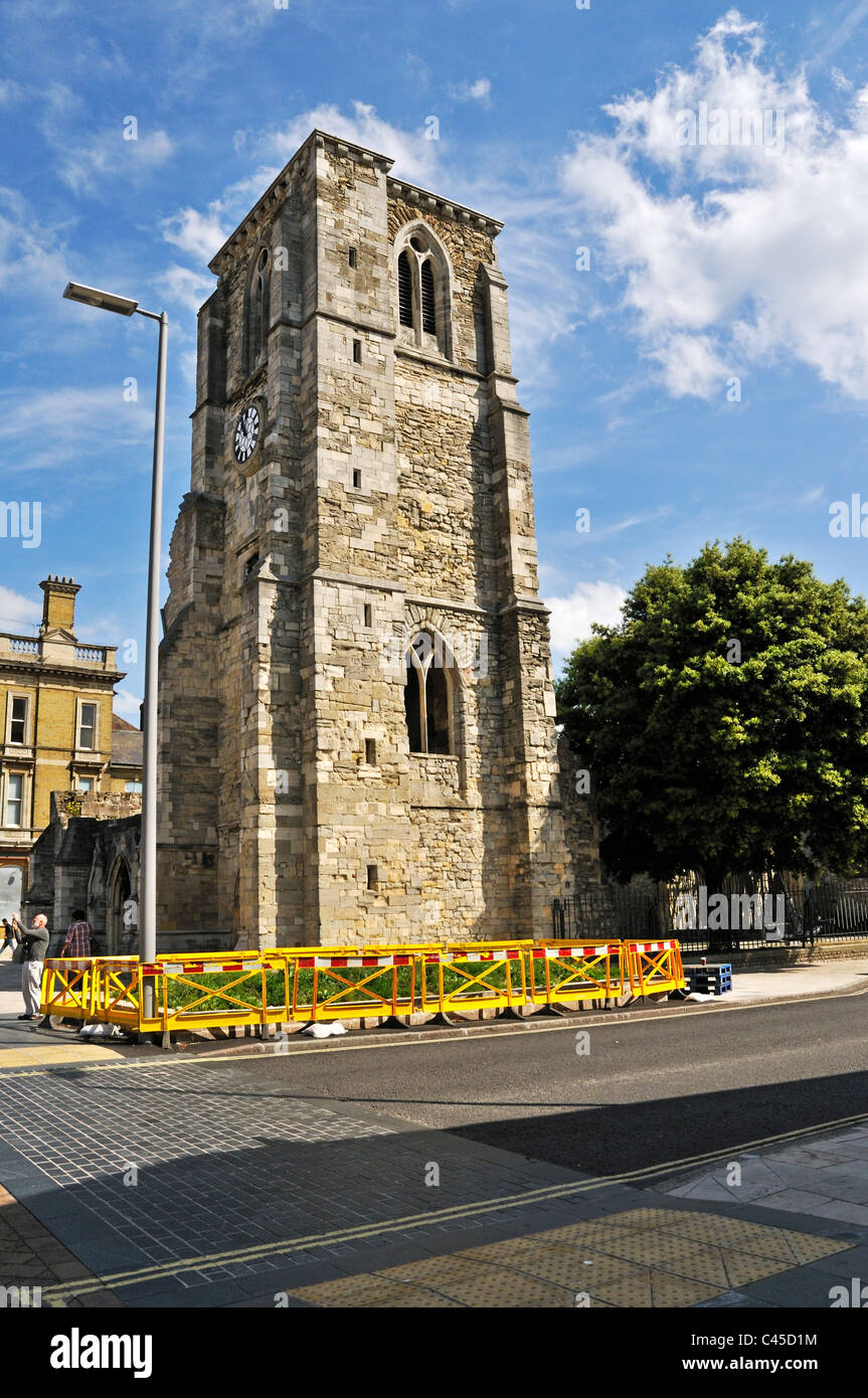 Il campanile della chiesa di Holyrood che è stato uno dei primi cinque chiese che servono la città medievale, Southampton Foto Stock