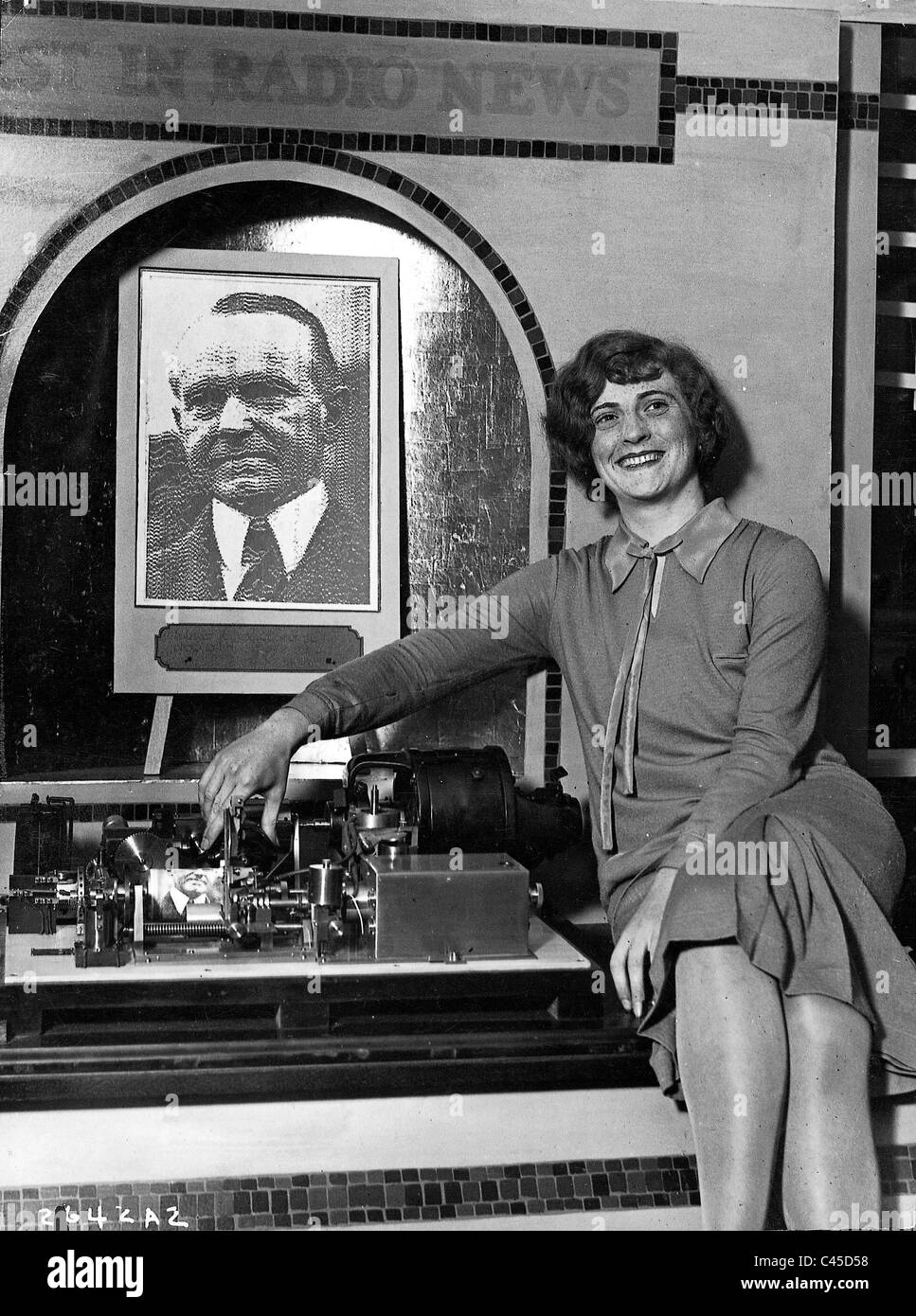 La donna che mostra un apparecchio di facsimile 1926 Foto Stock