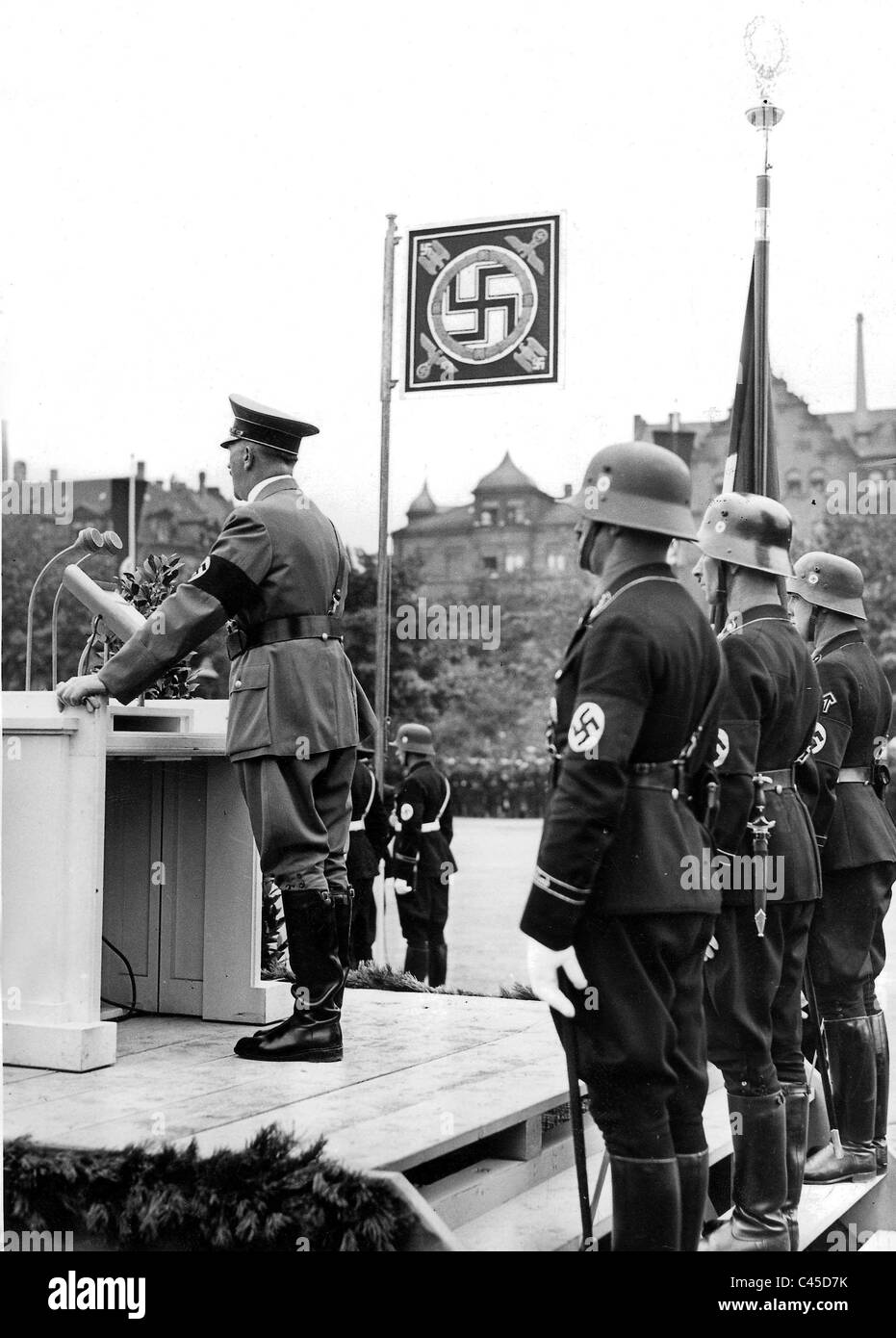 Adolf Hitler parla al Deutschherrenwiese durante il Rally di Norimberga nel 1937 Foto Stock