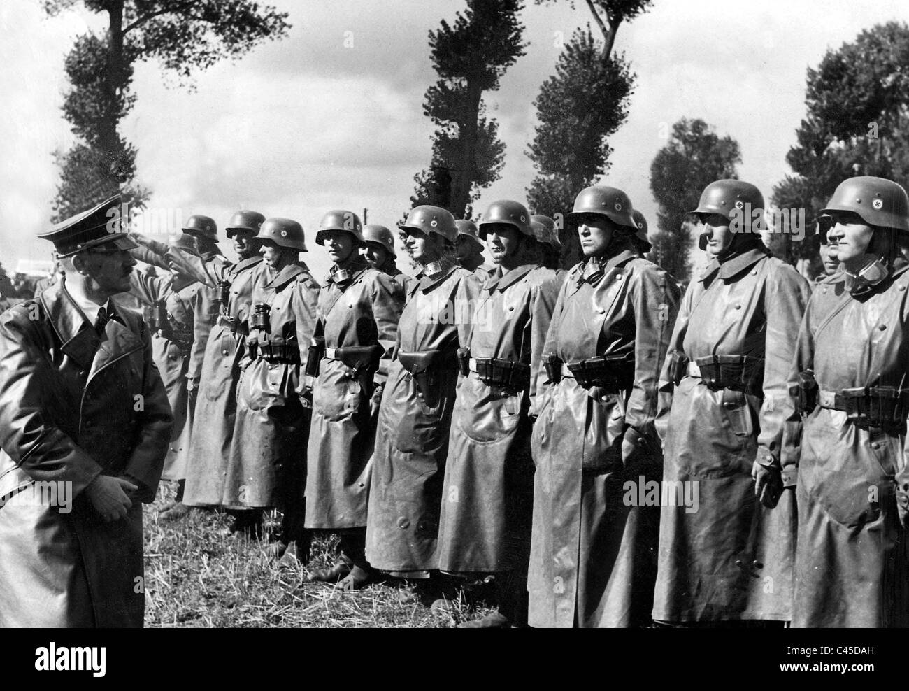 Adolf Hitler in visita a soldati della Leibstandarte-SS "Adolf Hitler', 1939 Foto Stock