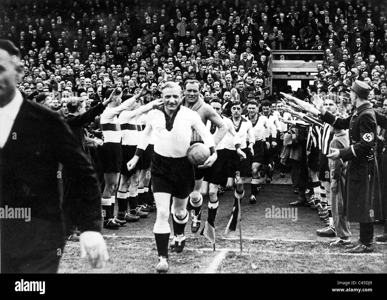 Calcio tedesco team, guidati da Szepan dietro di lui il portiere Giacobbe, entrando nel campo Foto Stock