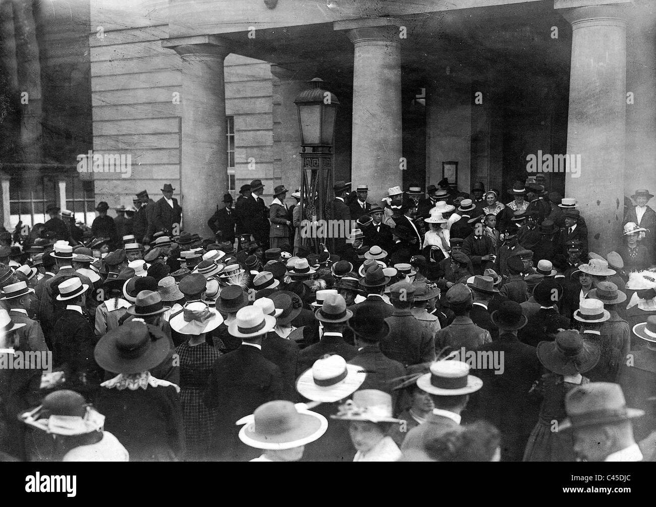 La folla al di fuori del teatro dopo la riunione dell Assemblea Nazionale di Weimar, 1919 Foto Stock