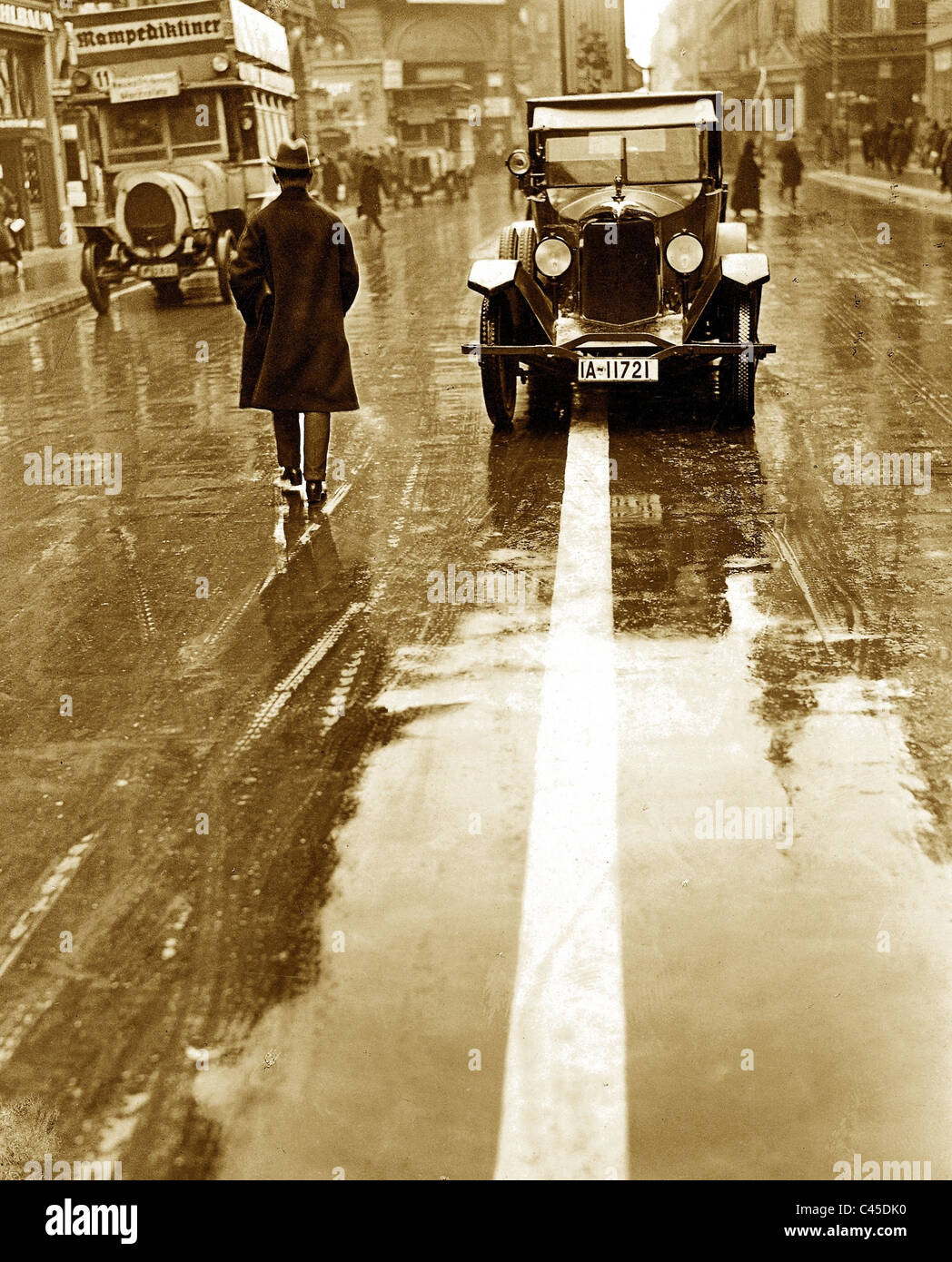 Veicolo a motore sulla "Linea bianca" di Berlino Foto Stock