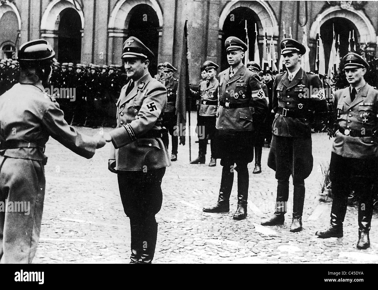 Artur Axmann con la guerra di volontariato giovanile di Hitler, 1944 Foto Stock