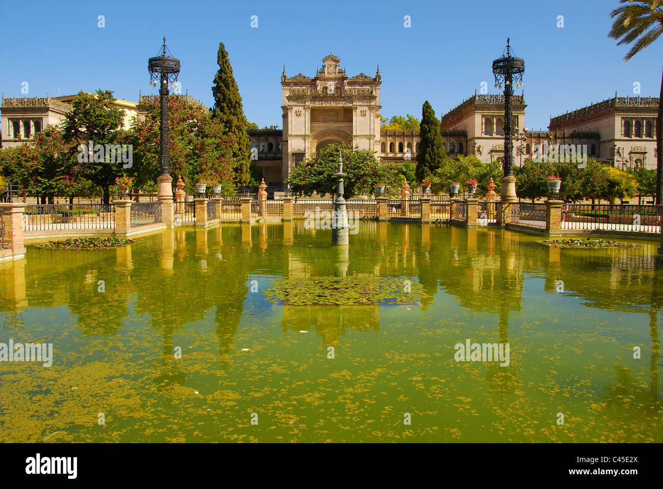 Edifici storici del museo archeologico en Parco Maria Luisa (giardino botanico) - Plaza de America, Siviglia, in Andalusia, Spagna. Foto Stock
