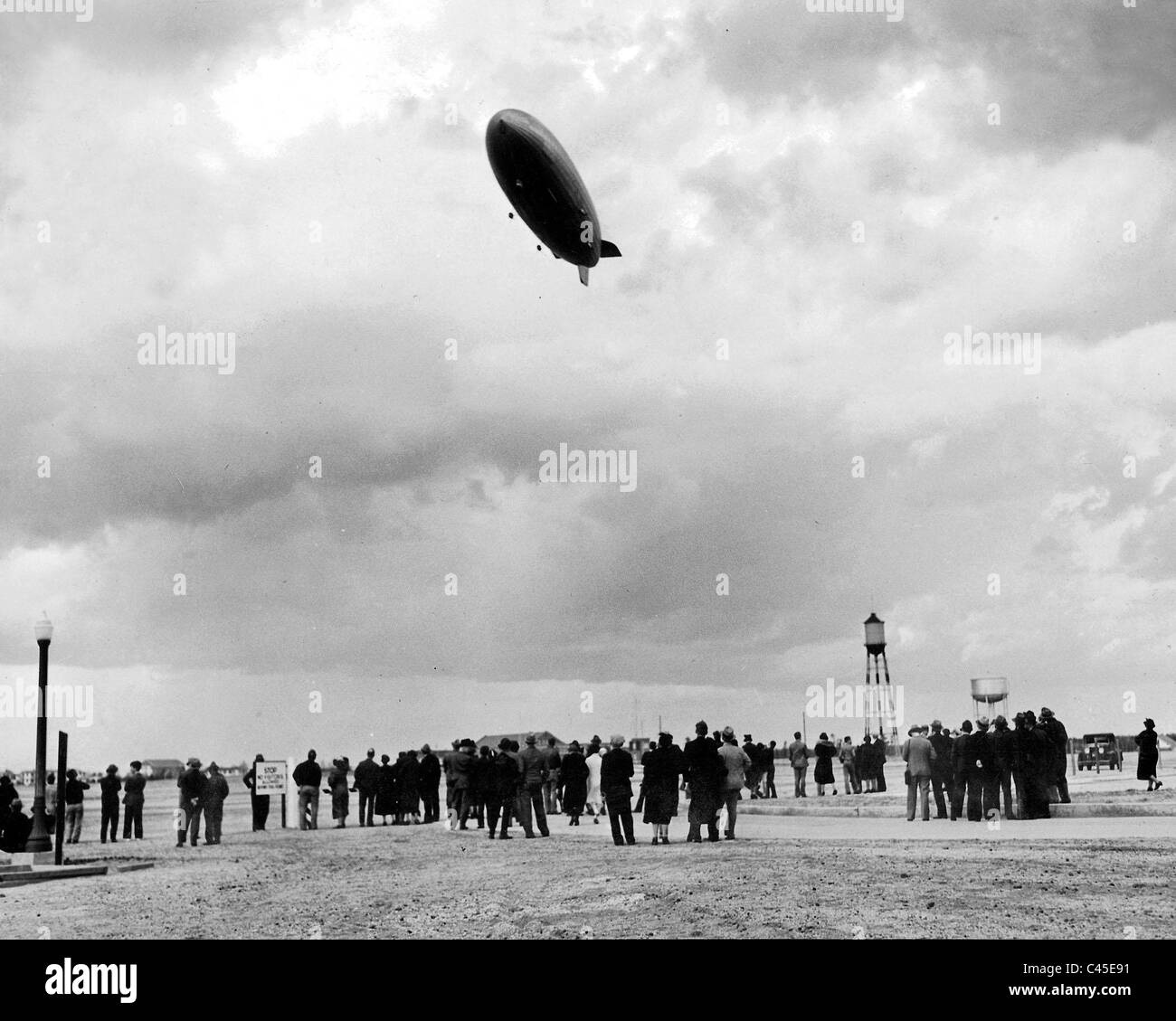 La Zeppelin-'dirigibile Hindenburg' (LZ 129) a Lakehurst dirigibile porta, 1937 Foto Stock