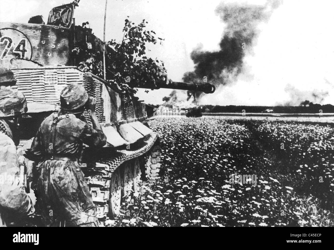 Paracadutisti dietro un Panzer VI Tiger Foto Stock