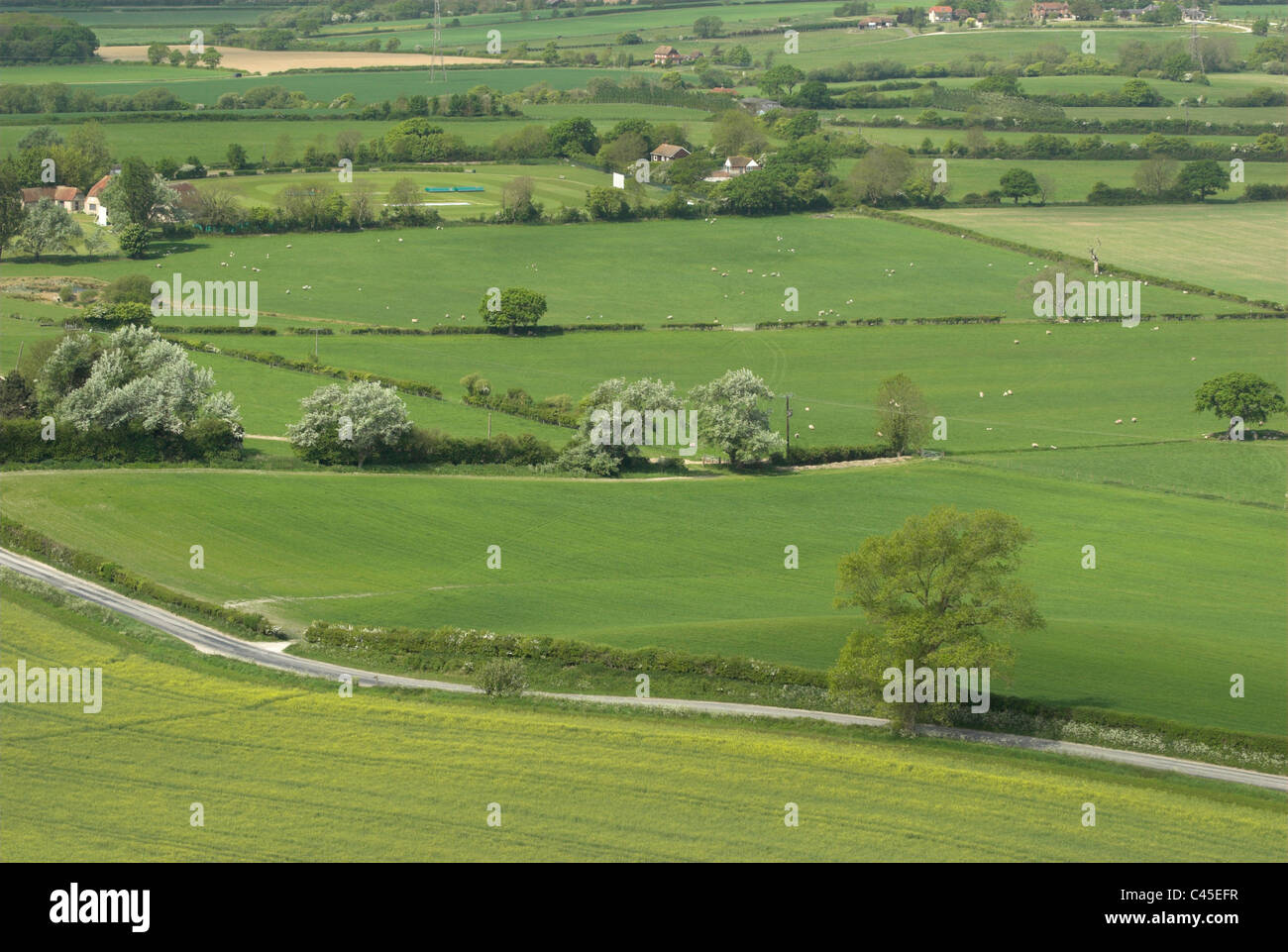 Guardando a nord-est su Sussex Weald dal South Downs sopra il villaggio di Poynings. Foto Stock