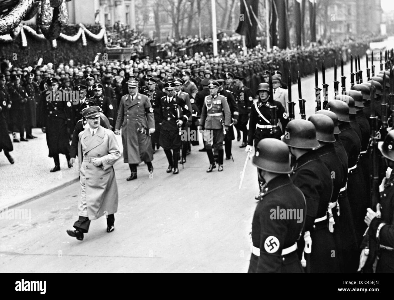 Adolf Hitler sulla strada per il Reichstag sessione in Kroll Opera, 1938 Foto Stock