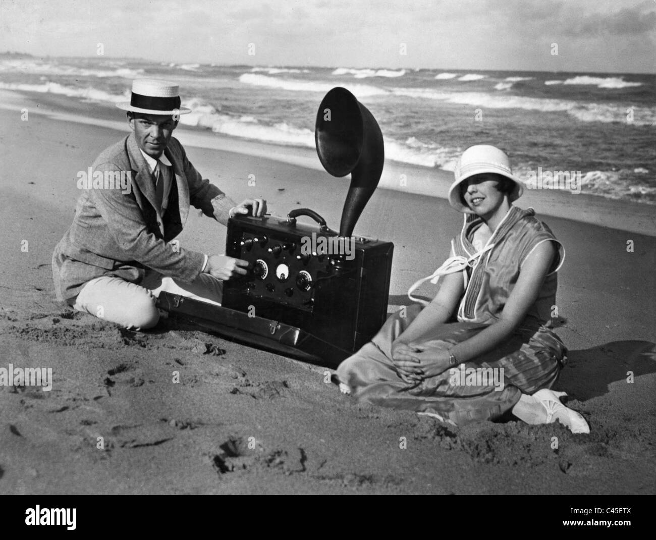 Ascolto della radio sulla spiaggia, 1924 Foto Stock