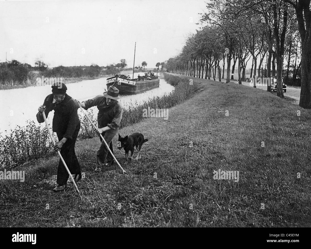 Barcaioli durante il traino, 1934 Foto Stock