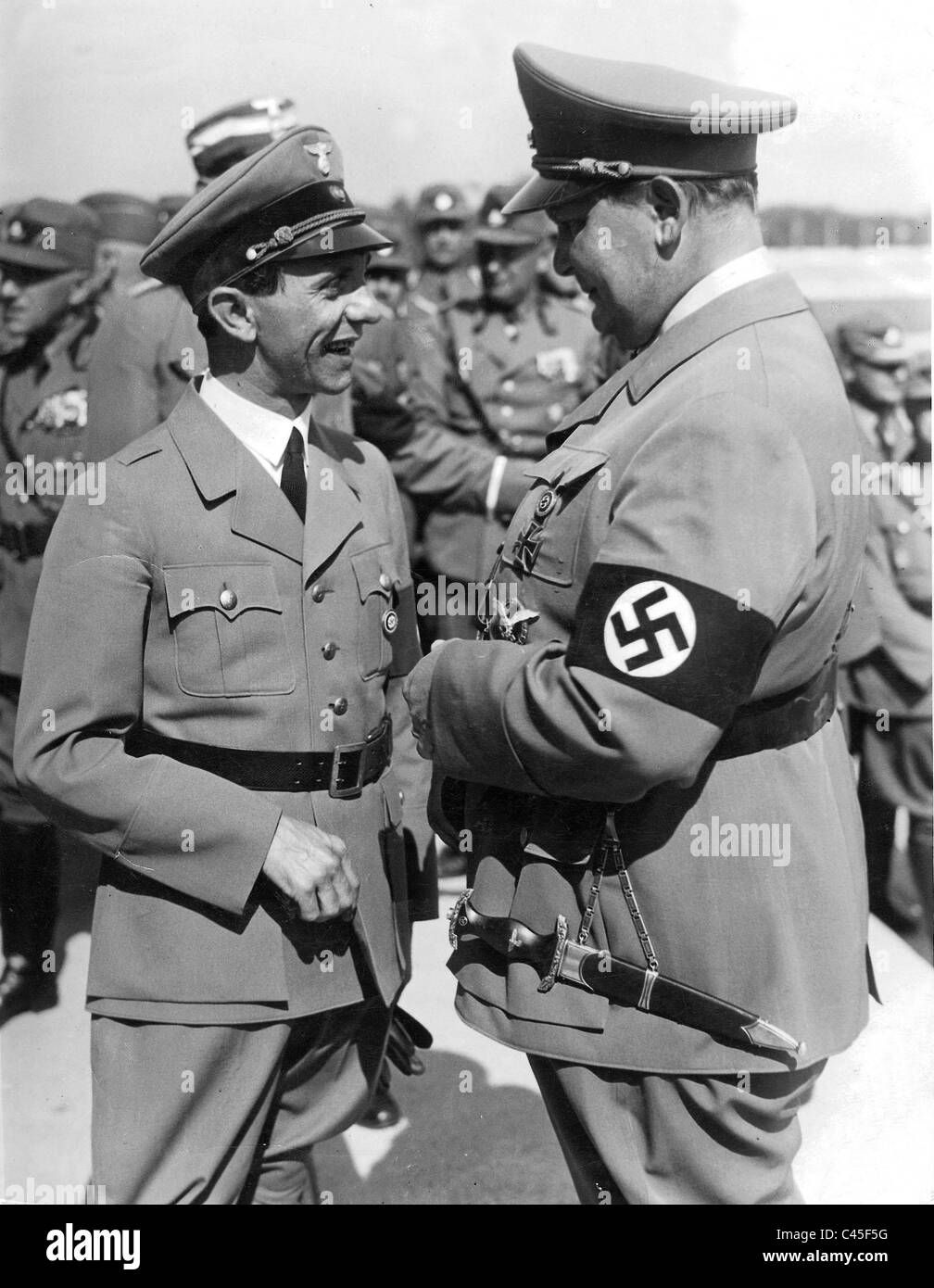 Hermann Goering parlando con Joseph Goebbels durante il partito nazista convenzione, 1937 Foto Stock