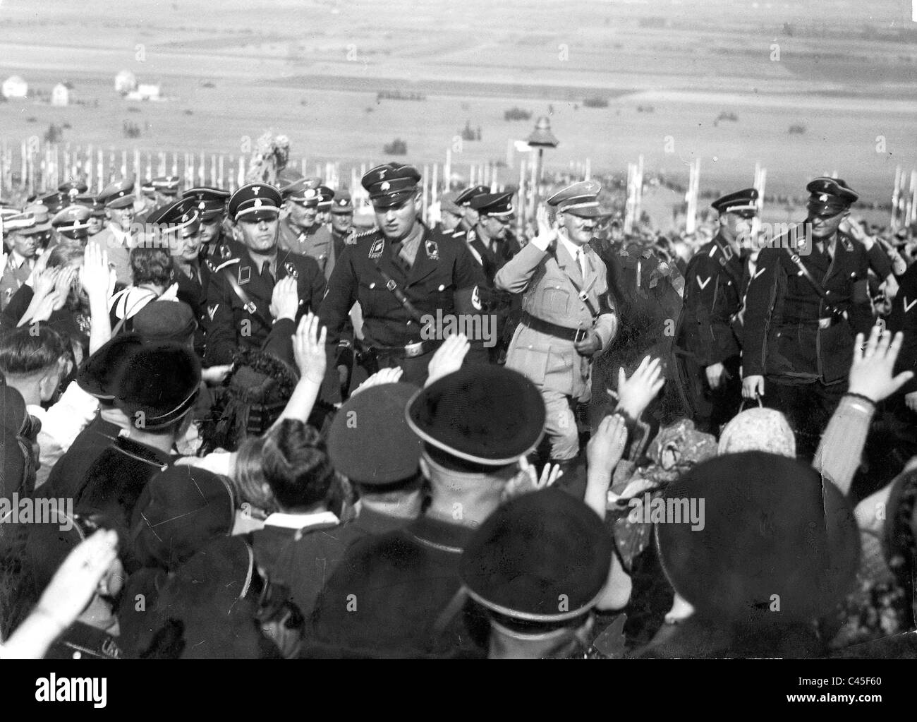 Adolf Hitler circondato da SS uomini sul Bueckeberg, 1935 Foto Stock