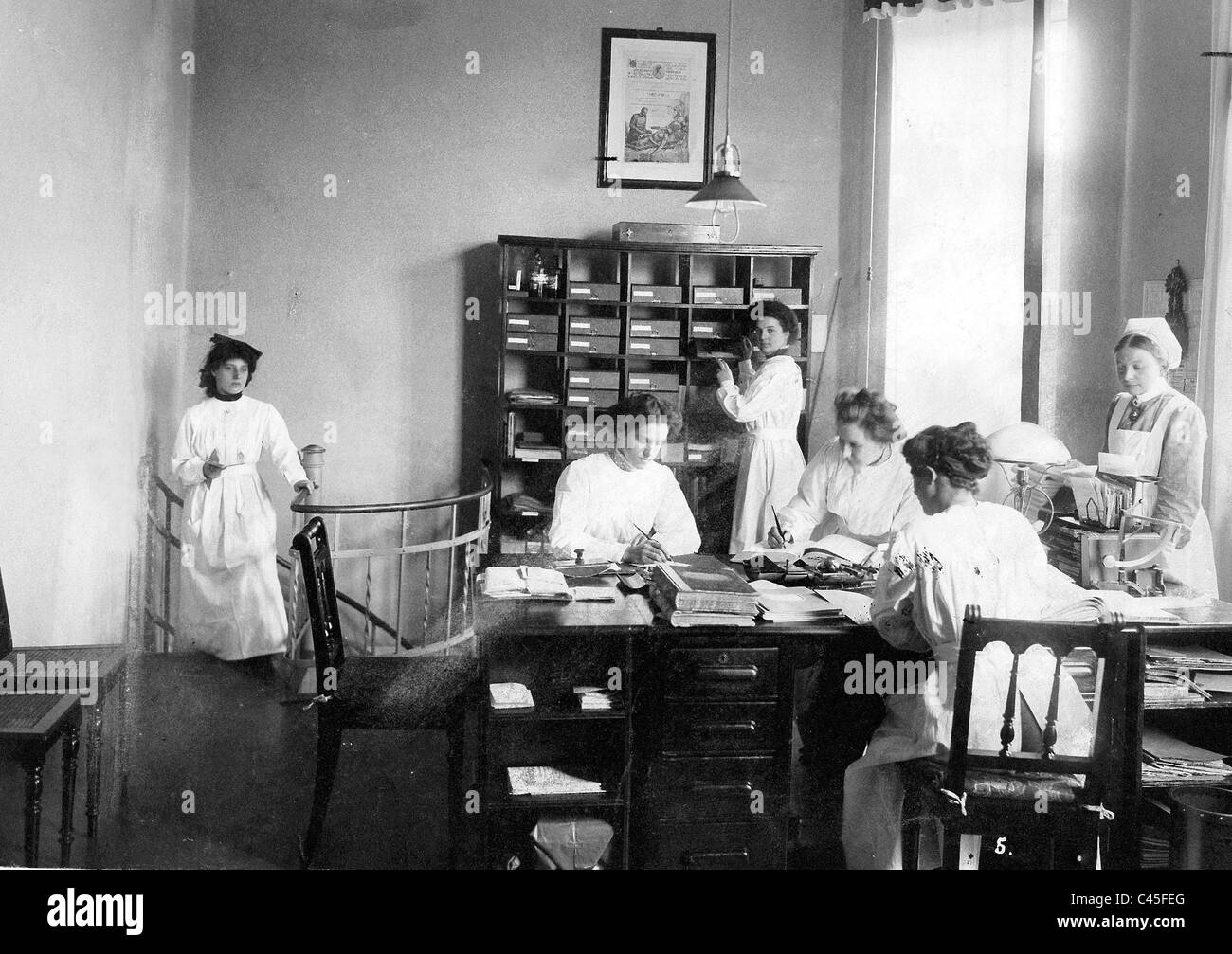 Gli infermieri in un ufficio, (1914) Foto Stock