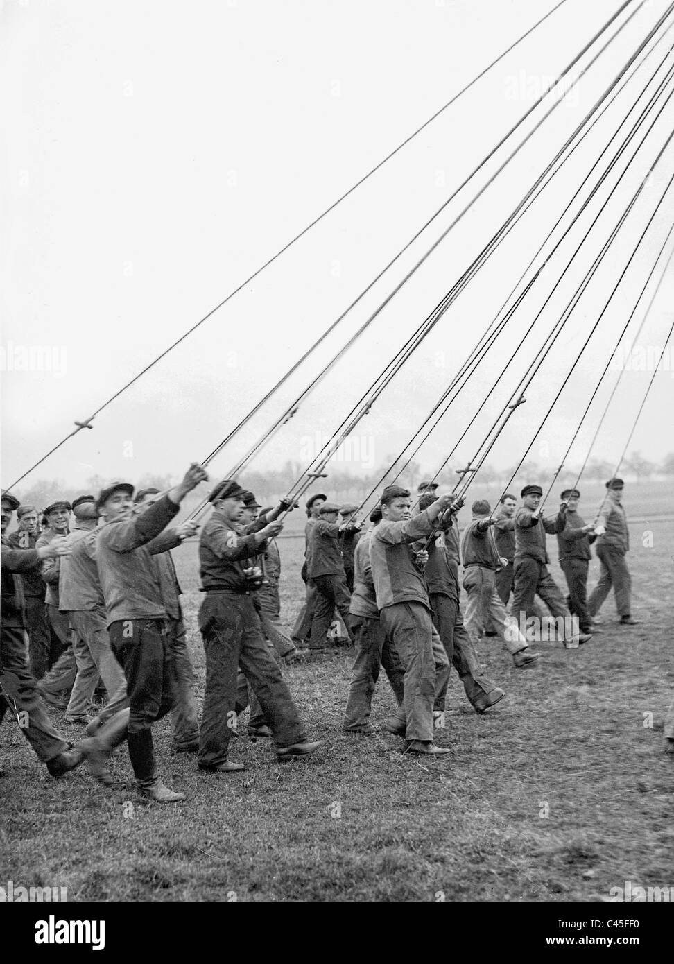 Personale di terra della LZ 129 'Hindenburg', 1936 Foto Stock