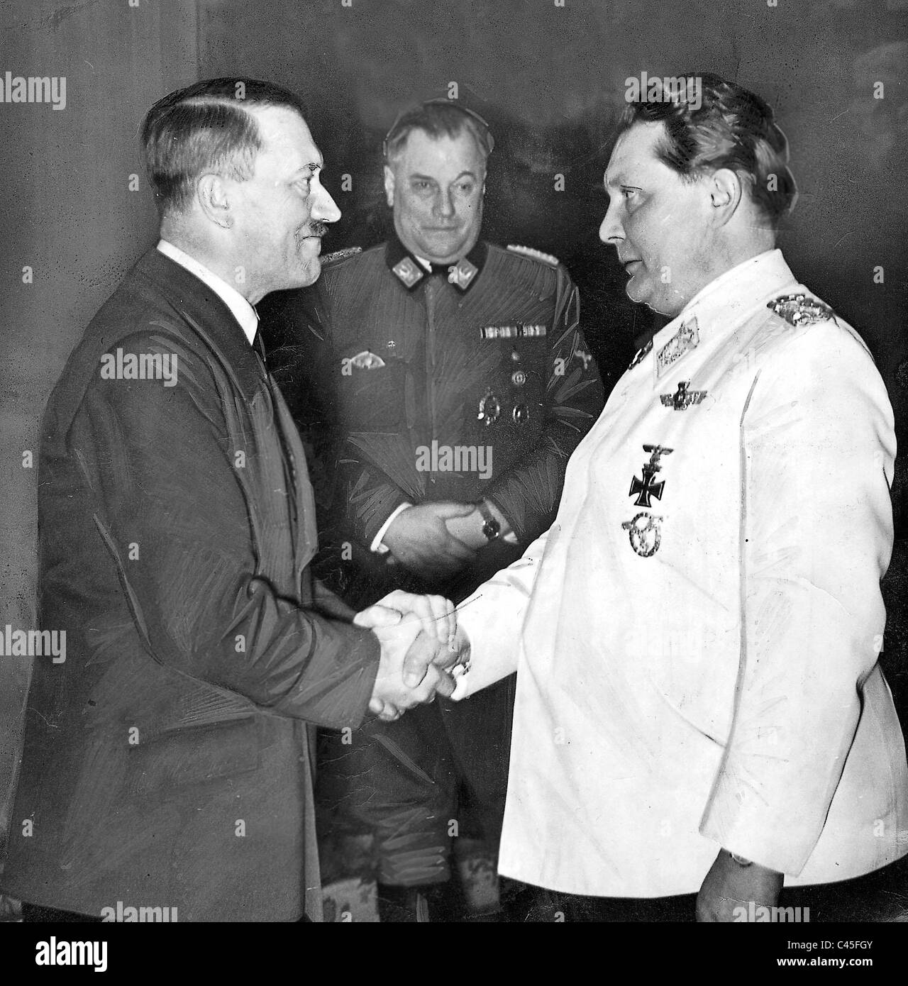 Adolf Hitler si congratula con Hermann Goering sul suo quarantasettesimo compleanno Foto Stock