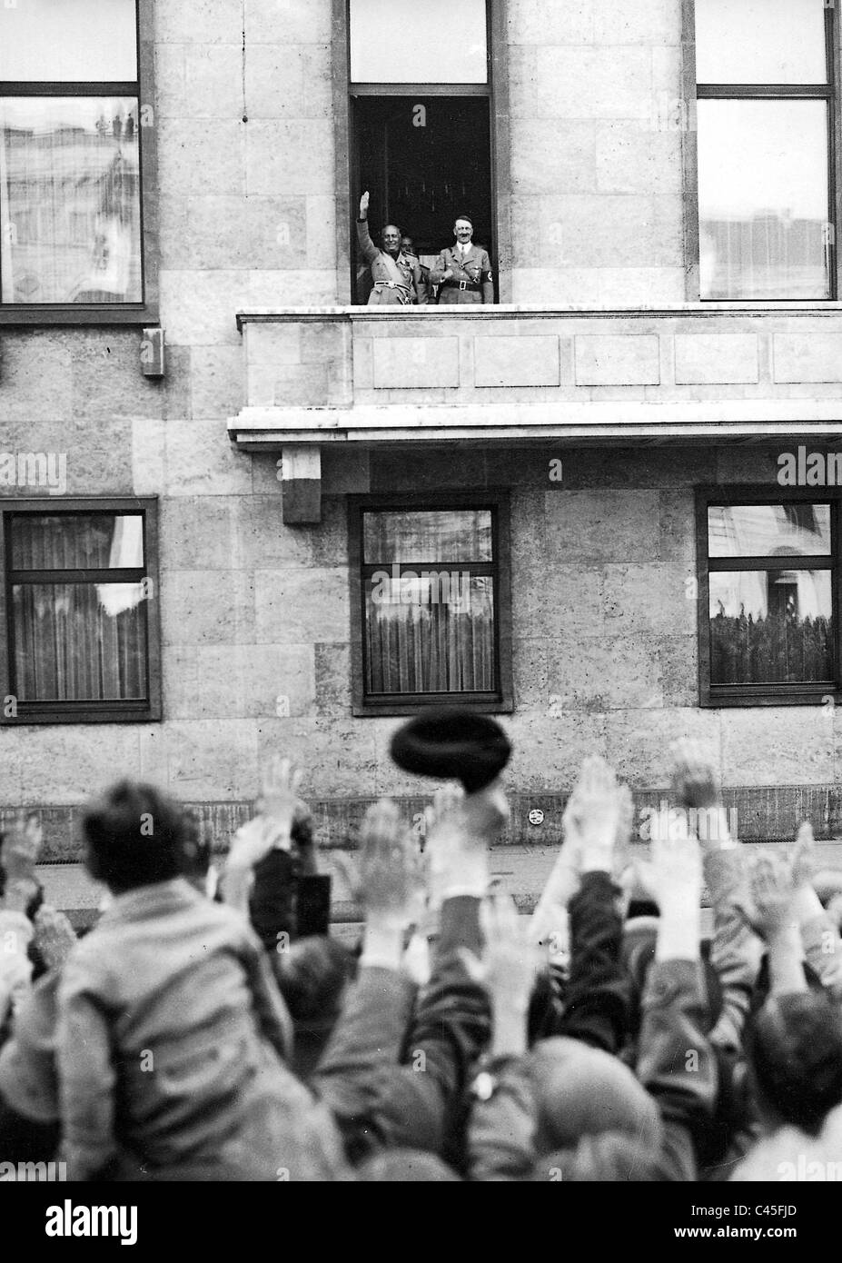 Mussolini con Hitler sul balcone della Cancelleria del Reich, Berlino Foto Stock