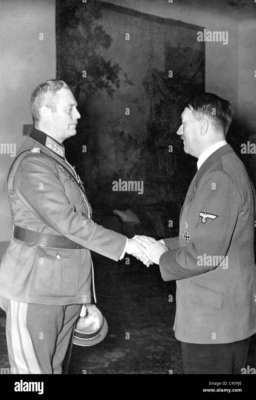 Adolf Hitler awards Wilhelm Keitel il cavaliere del Cross Foto Stock