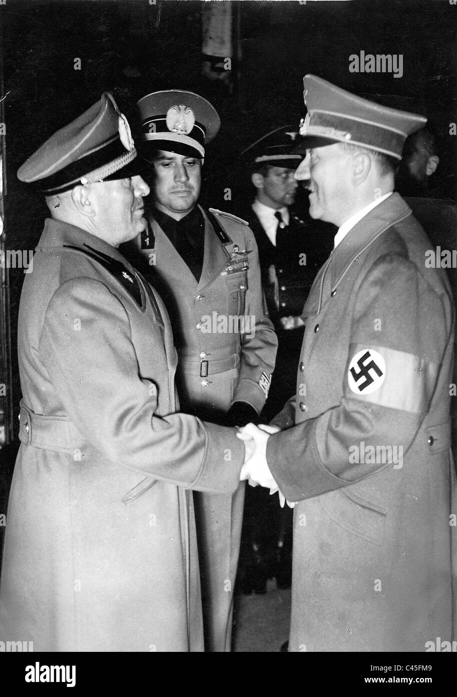 Adolf Hitler prende congedo da Benito Mussolini dopo la conferenza di Monaco di Baviera Foto Stock