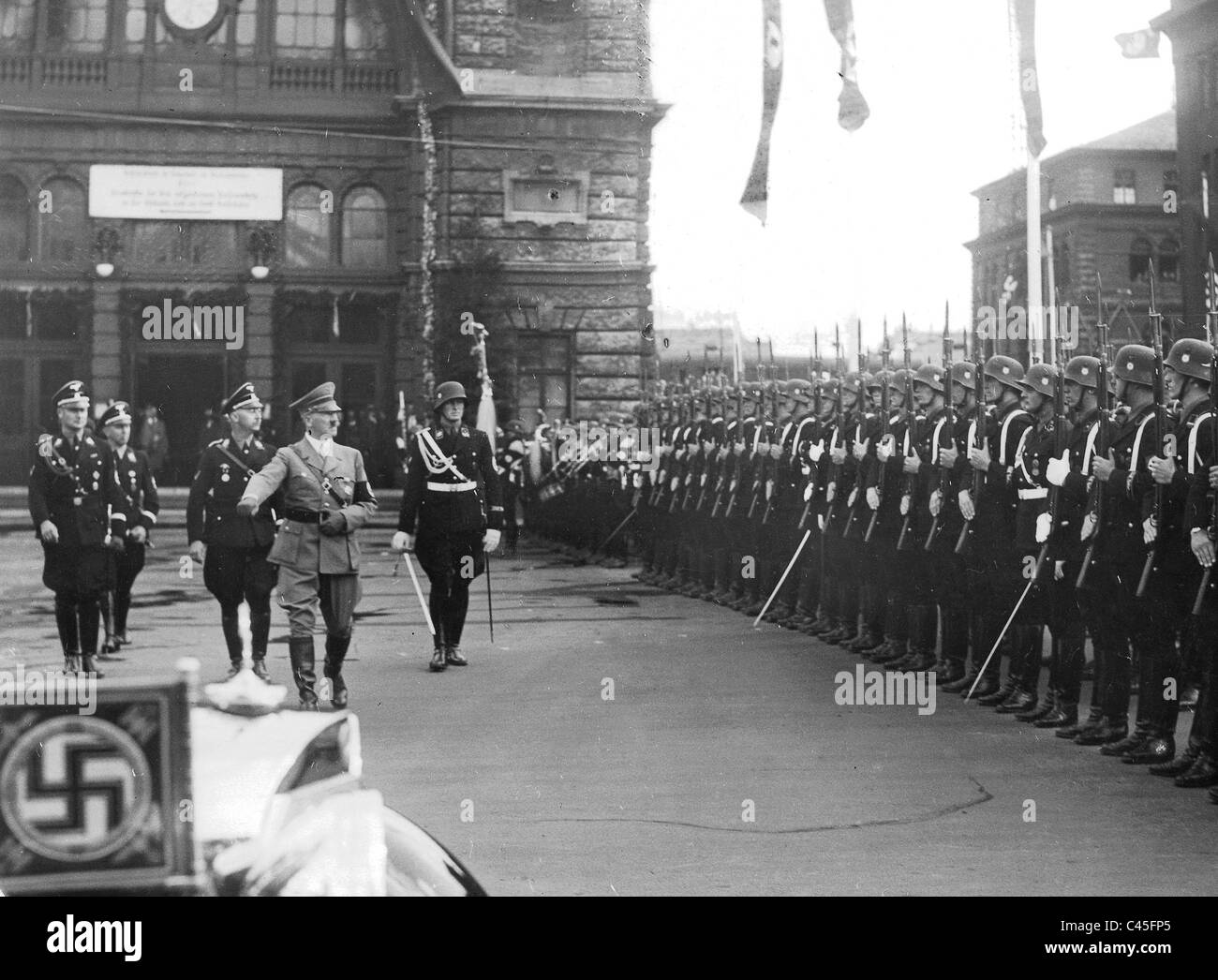 Adolf Hitler, Heinrich Himmler e Karl Wolff di fronte alla principale stazione ferroviaria di Norimberga, 1936 Foto Stock