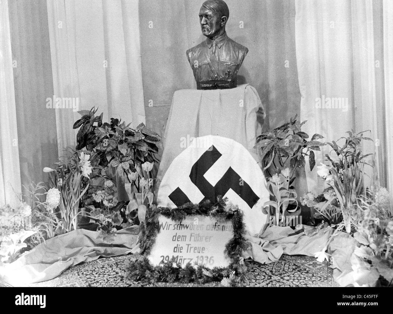 Decorate il busto di Hitler nella finestra di visualizzazione di una pelletteria, 1936 Foto Stock