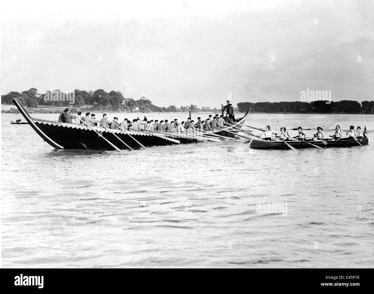 Corsa di una replica della nave vichinga sul Weser in 1934 Foto Stock