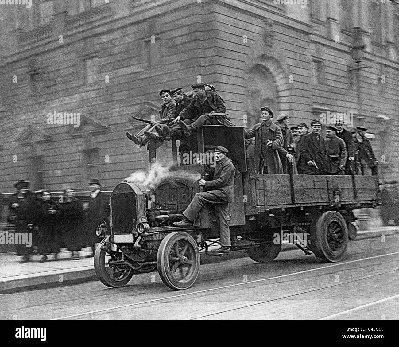 Carrello con membri del popolo della divisione Marine a Berlino, 1918 Foto Stock