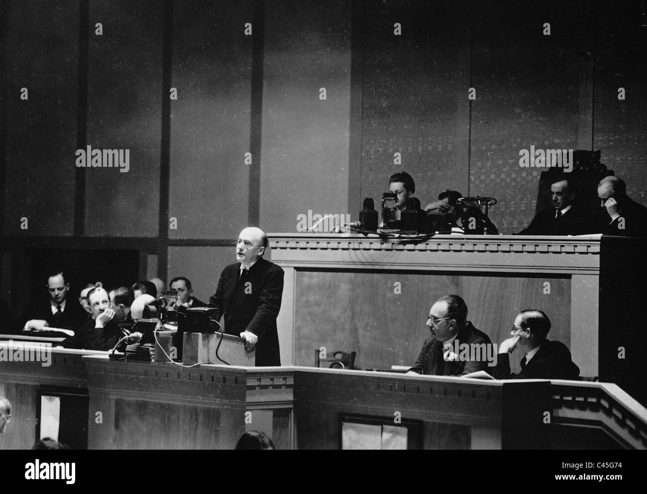 Heinrich Bruening durante un discorso alla lega delle nazioni a Ginevra, 1932 Foto Stock