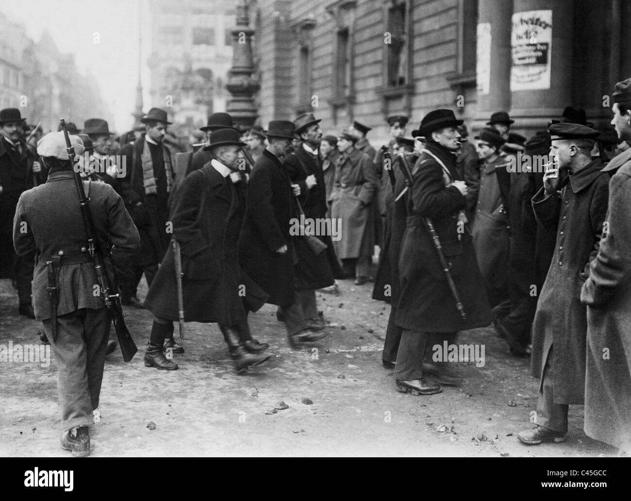 Civili armati durante le sommosse del popolo della divisione Marine a Berlino la Schlossplatz, 1918 Foto Stock