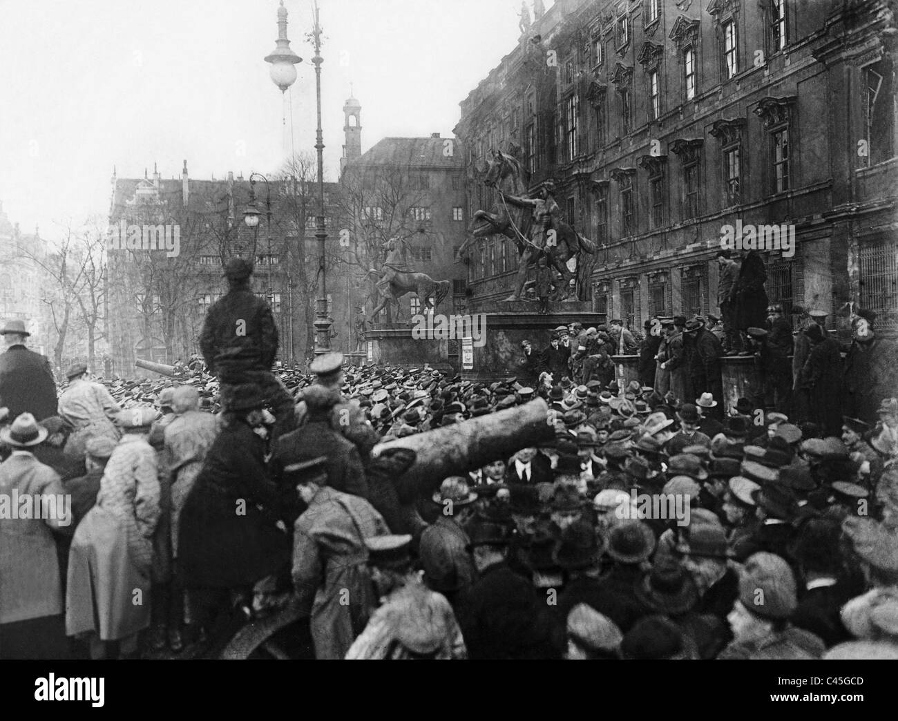 La folla di persone dopo i combattimenti del Volksmarinedivision (Persone Divisione Marine) sulla Schlossplatz a Berlino, 1918 Foto Stock