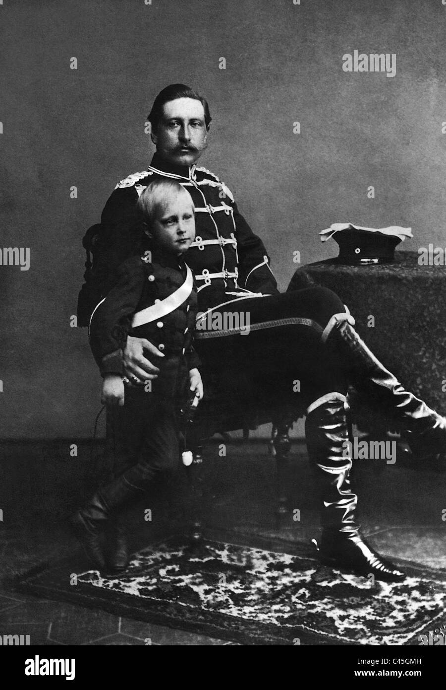 Il Kaiser Guglielmo II e suo figlio il principe William di Prussia, 1913 Foto Stock