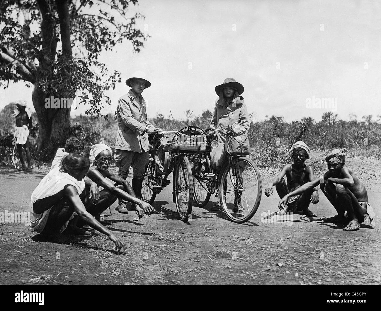 Frank e Ernestine Hecker in bicicletta in India, 1930 Foto Stock
